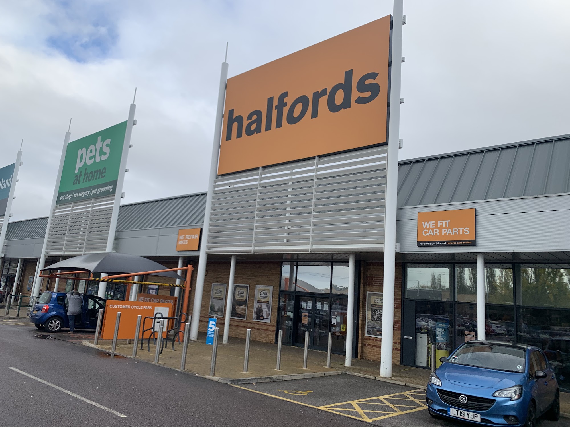 Halfords - Luton