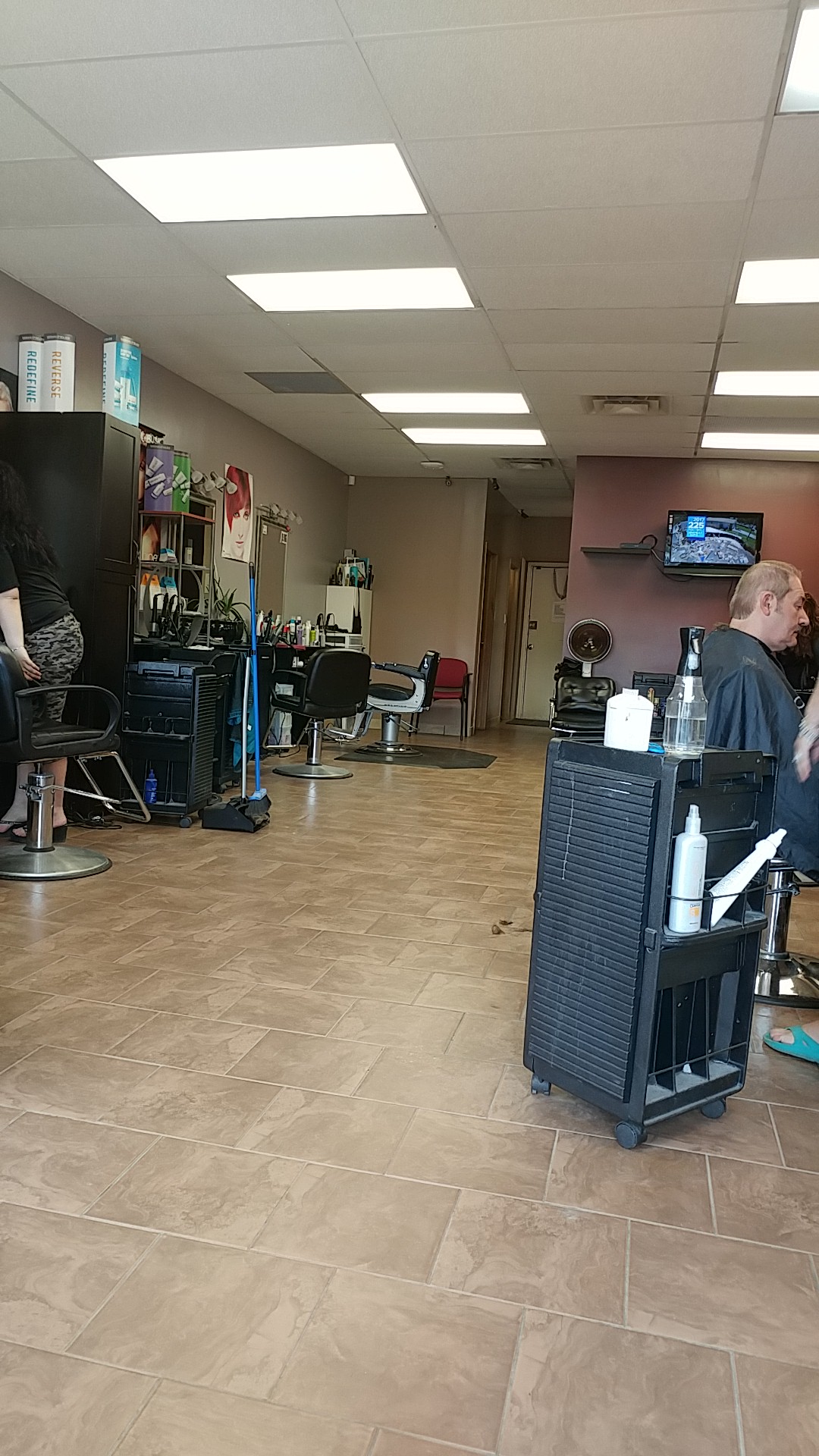 Short Cuts Hairstyling